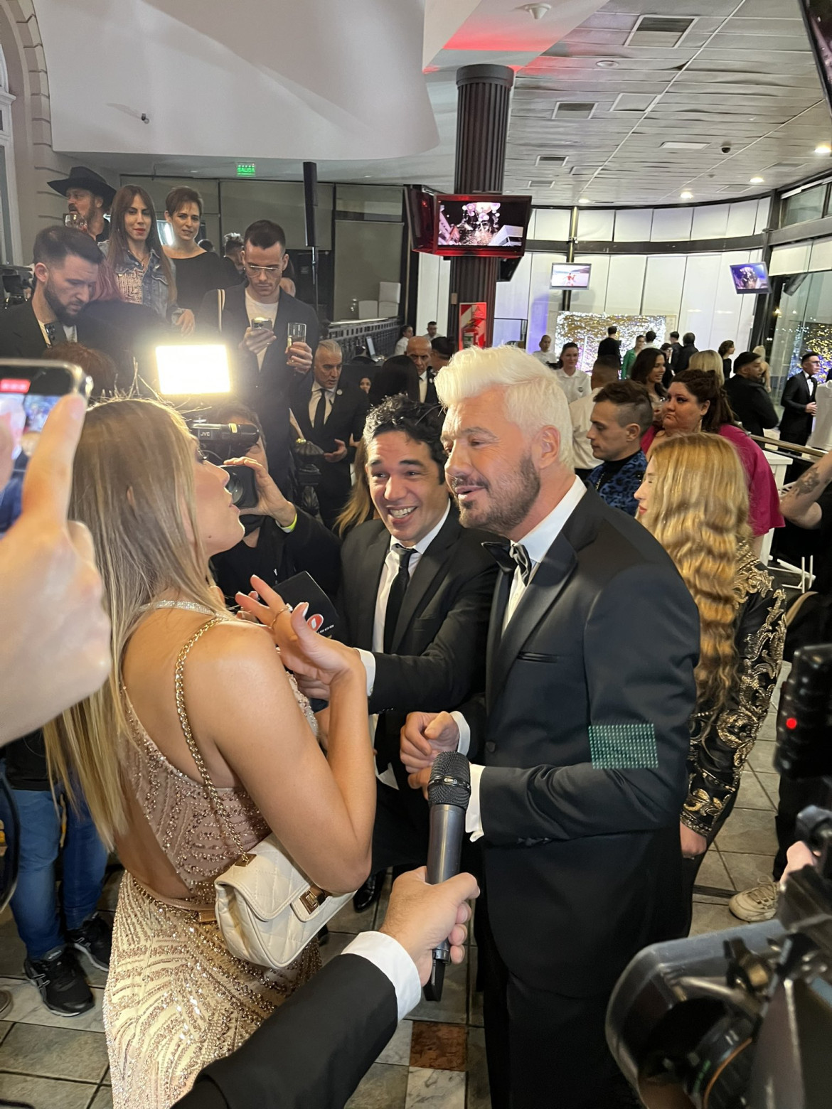 Coki Ramírez junto a Marcelo Tinelli. Foto: Televisioncomar.