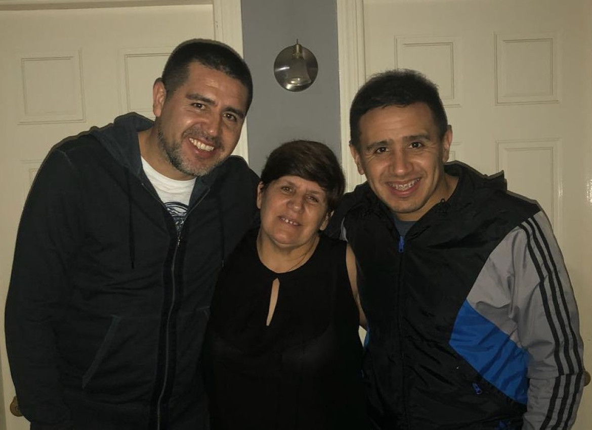 Juan Román Riquelme y Cristian junto a su madre. Foto: Instagram @criquelme83.