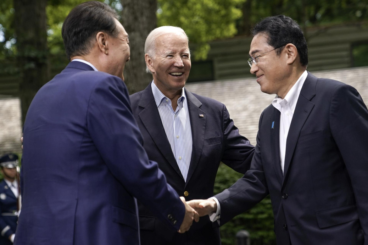 Cumbre Biden, Suk-Yeol y Kishida. Foto: EFE.