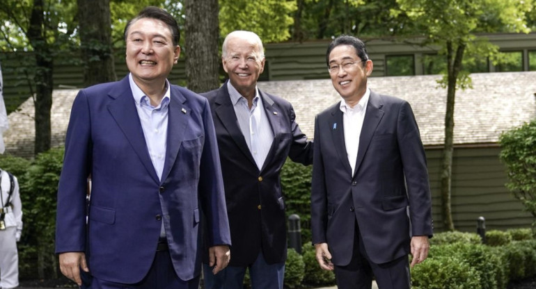 Cumbre Biden, Suk-Yeol y Kishida. Foto: EFE.