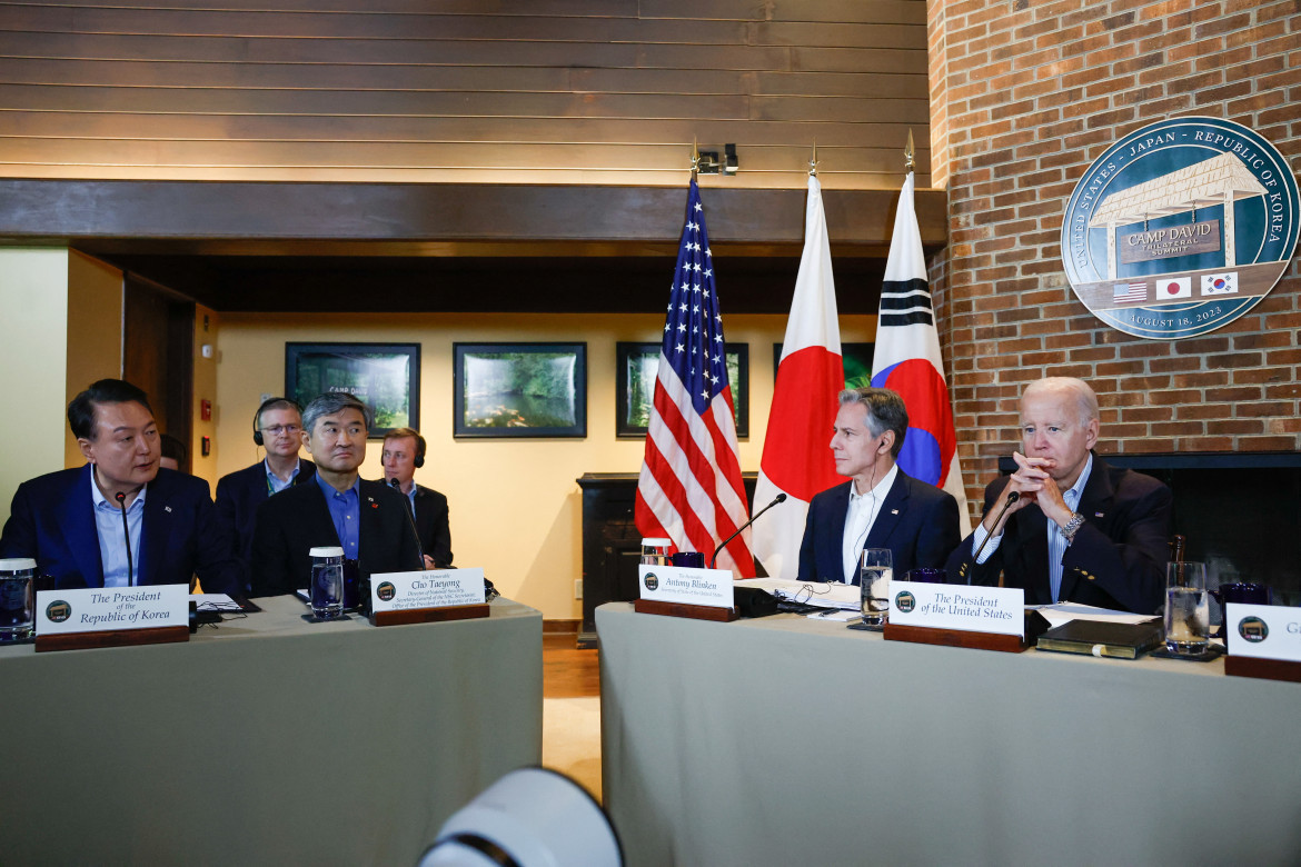 Cumbre Biden, Suk-Yeol y Kishida. Foto: Reuters.
