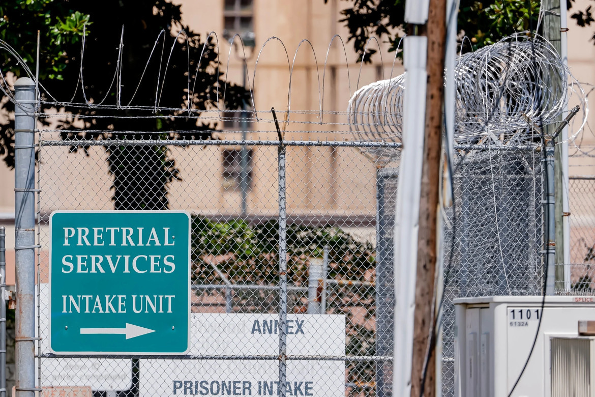 Entrada del County Jail en Atlanta donde debe presentarse Trump. Foto: EFE