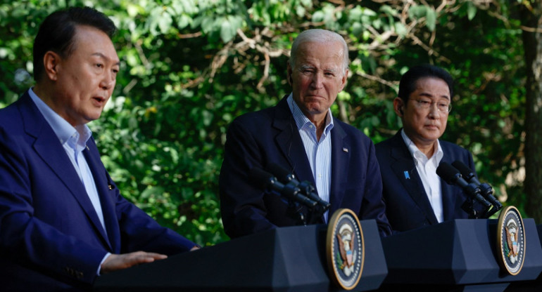 Yoon Suk-yeol, Joe Biden y Fumio Kishida en Camp David. Foto: Reuters.