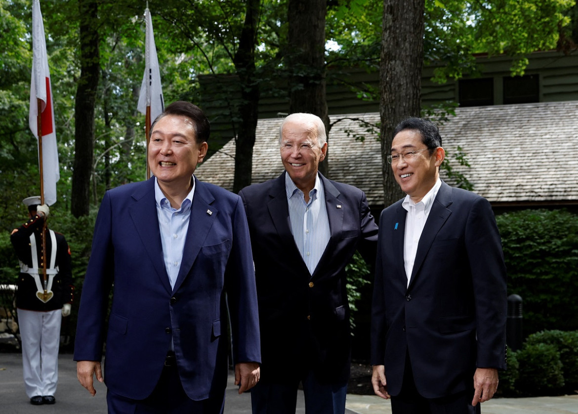 La reunión de Yoon Suk-yeol, Joe Biden y Fumio Kishida en Camp David. Foto: Reuters.