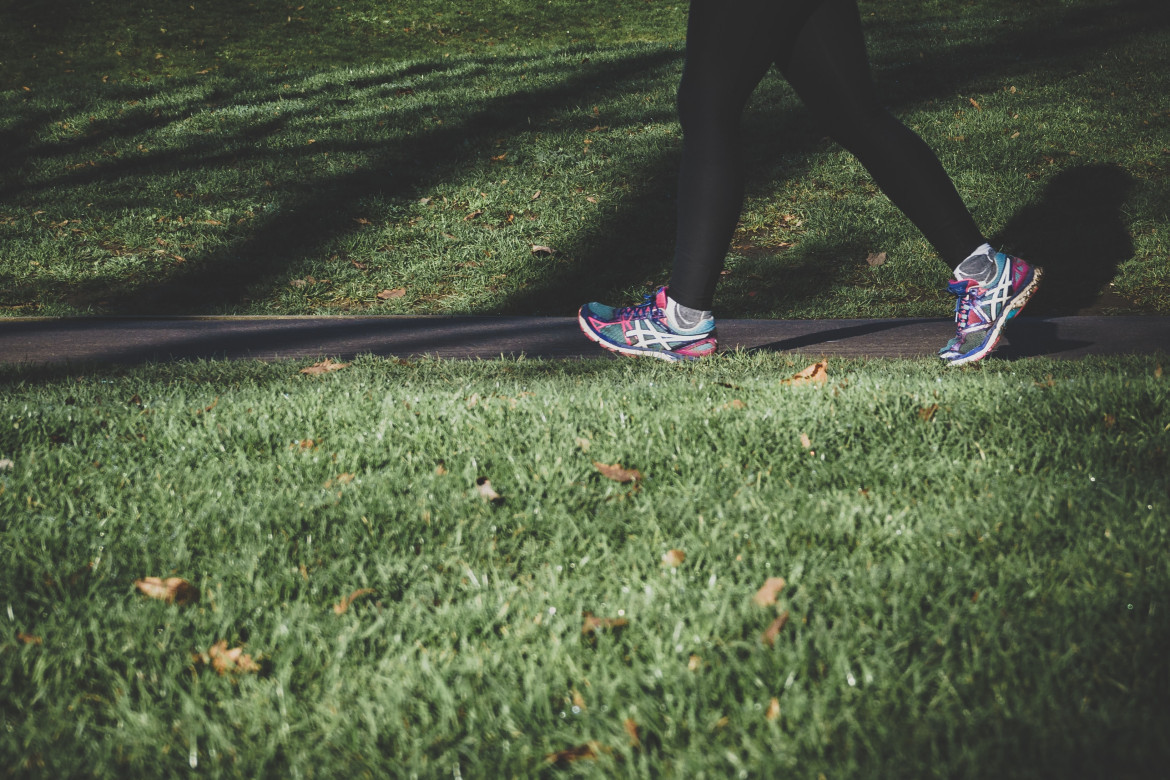 Caminar disminuye el riesgo de muerte. Foto: Unsplash.