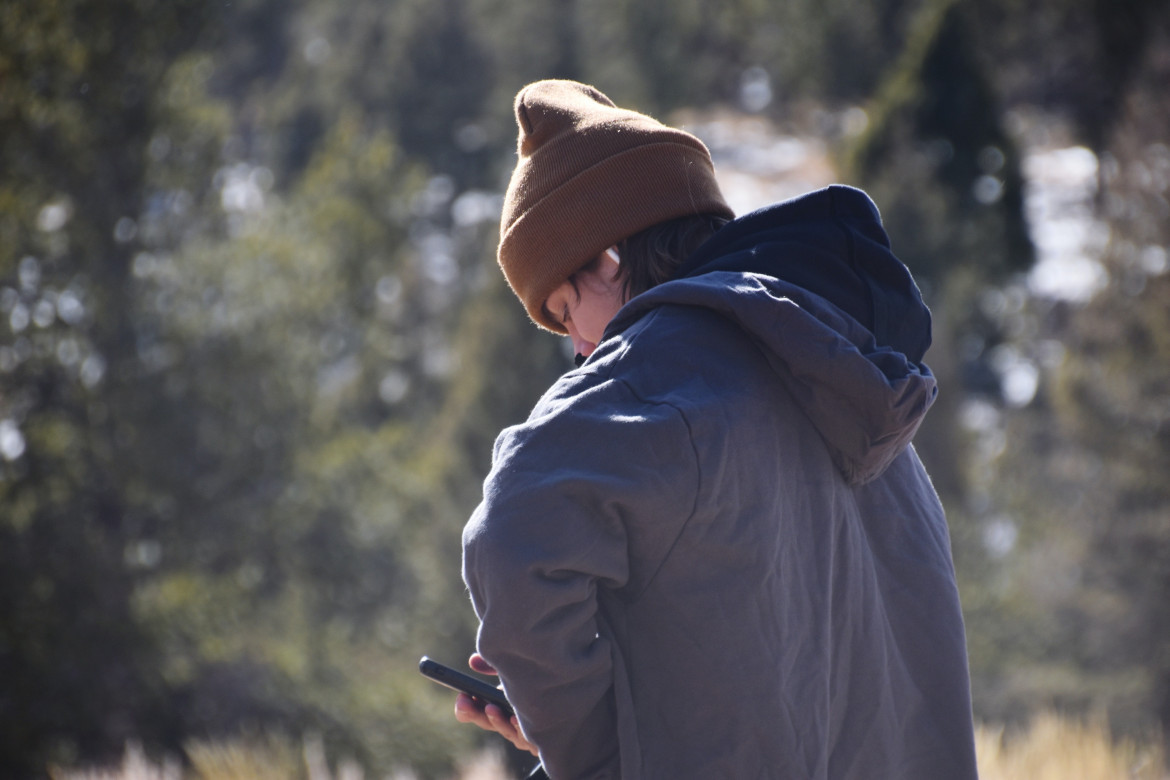 Niño con celular. Foto: Unsplash.