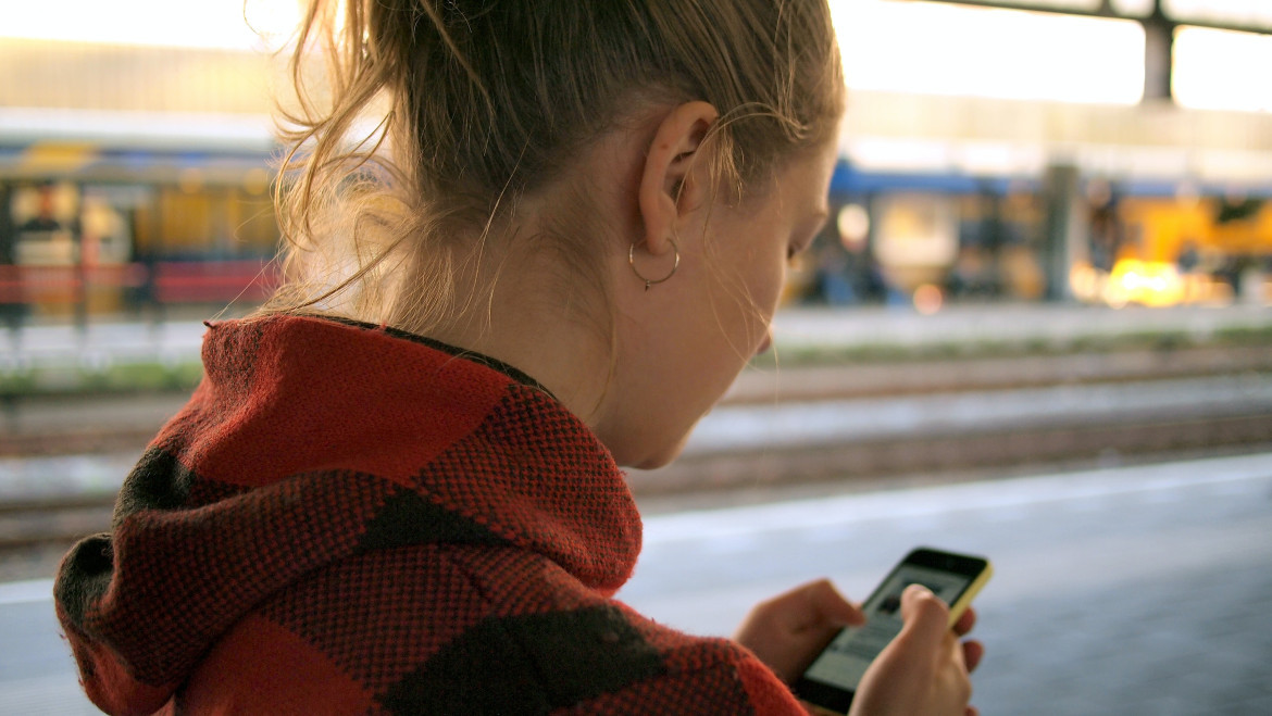 Niño con celular. Foto: Unsplash.