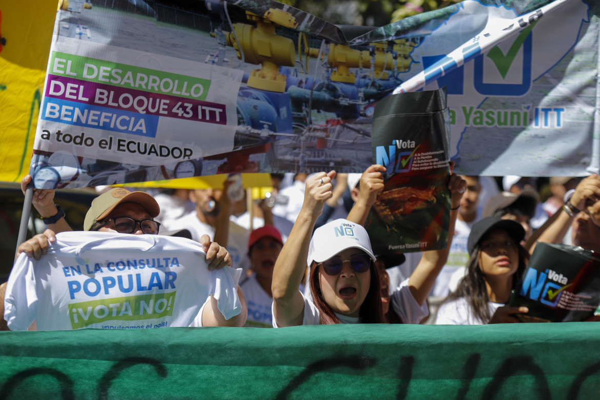 Decenas de personas se manifiestan en contra de prohibir la explotación petrolera del Bloque 43-ITT. Foto: EFE.