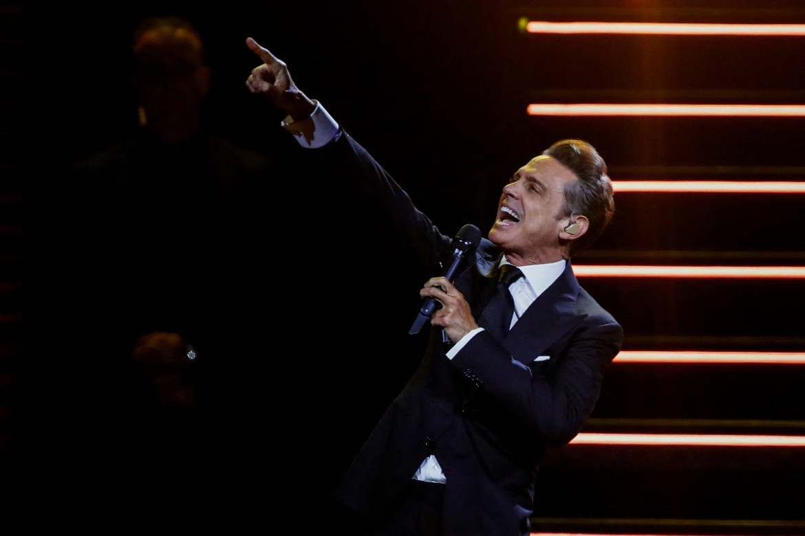 Luis Miguel durante su show en el Movistar Arena. Foto: Reuters.