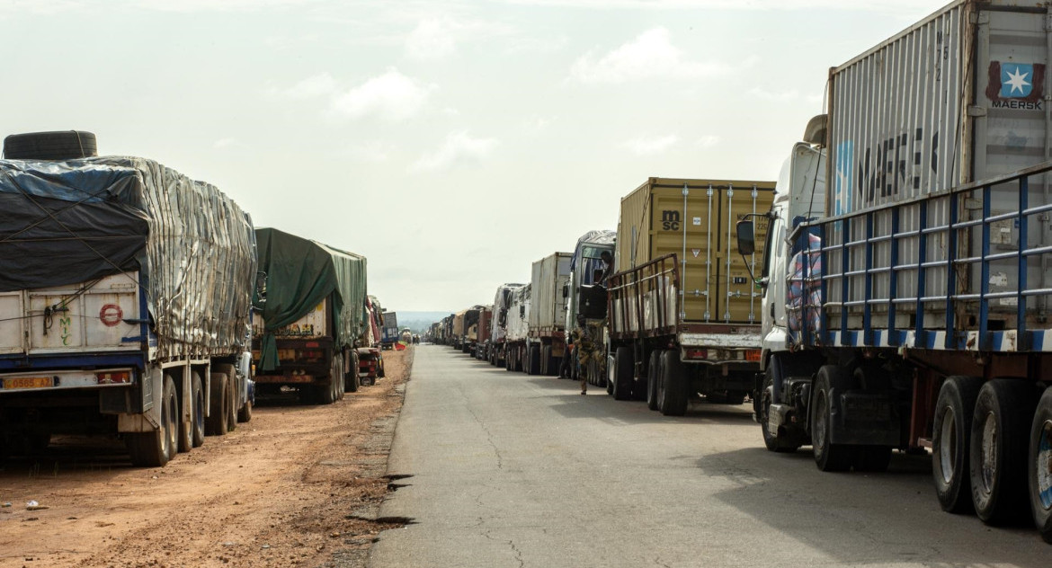 Camiones de suministros para Níger. Foto: EFE.