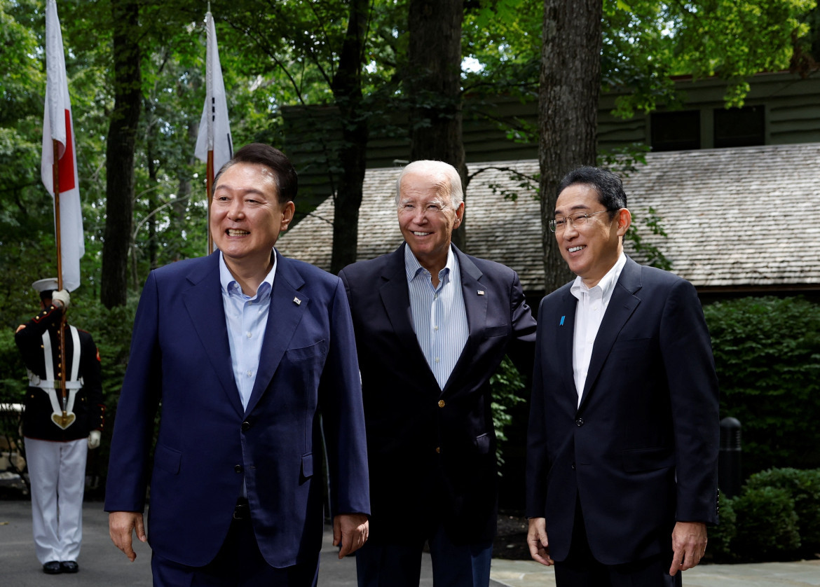 Presidente surcoreano, Yoon Suk Yeol, presidente estadounidense, Joe Biden, y primer ministro japonés, Fumio Kishida. Foto: Reuters.