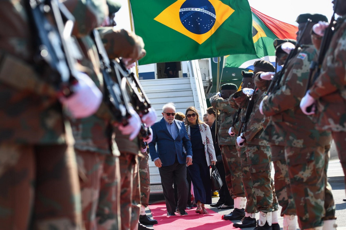 La llegada de Lula da Silva a Sudáfrica para participar de la cumbre de los BRICS. Foto: EFE.