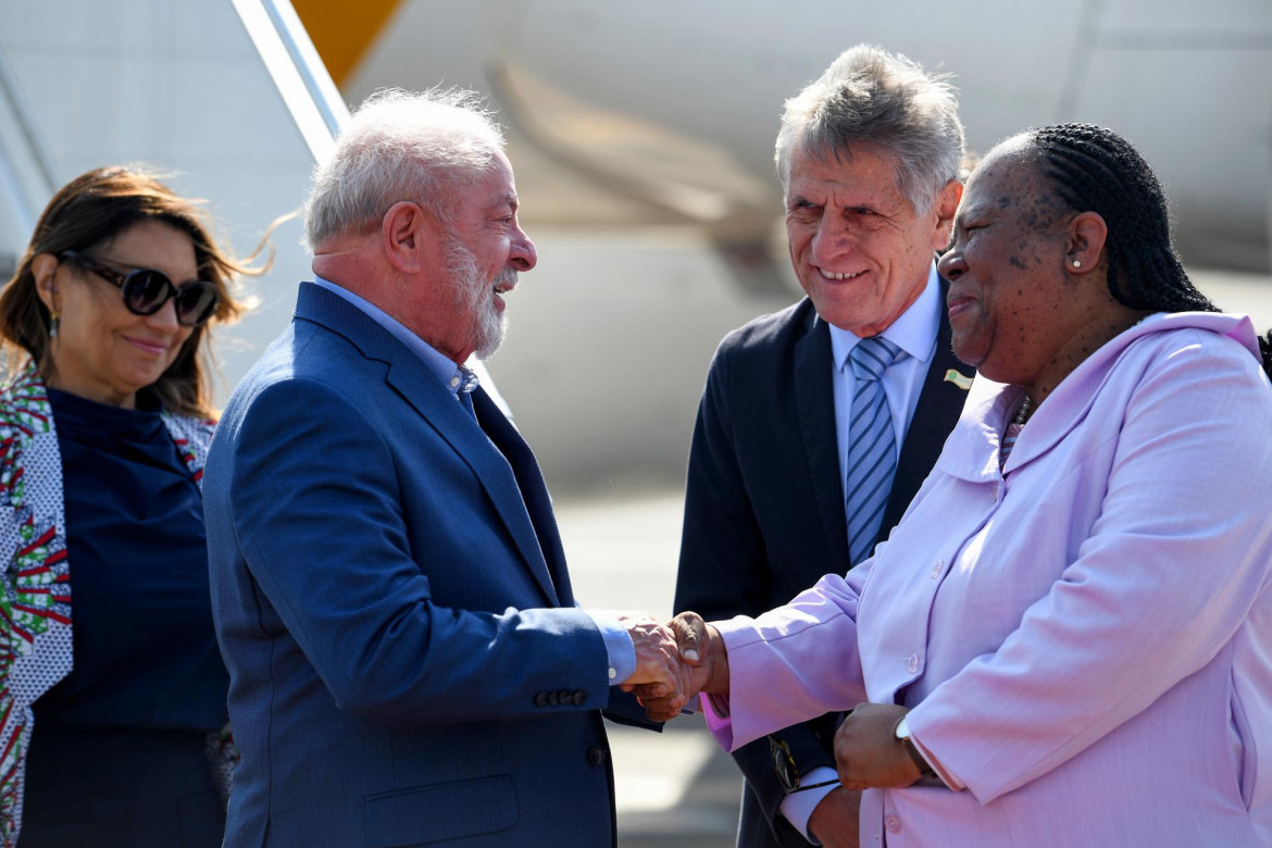 Lula da Silva llegó a Sudáfrica acompañado de su esposa Rosangela da Silva. Foto: EFE.