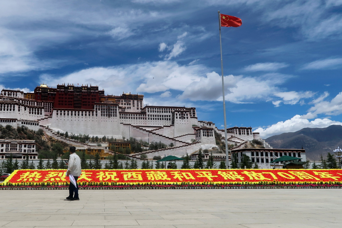 Cartel que marca los 70 años del dominio chino sobre la Región Autónoma del Tíbet. Foto: Reuters