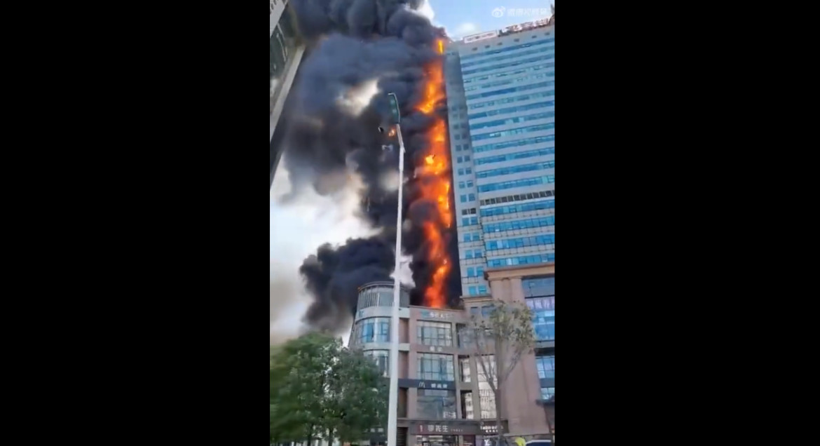 Dramático incendio en China. Foto: Captura de pantalla.