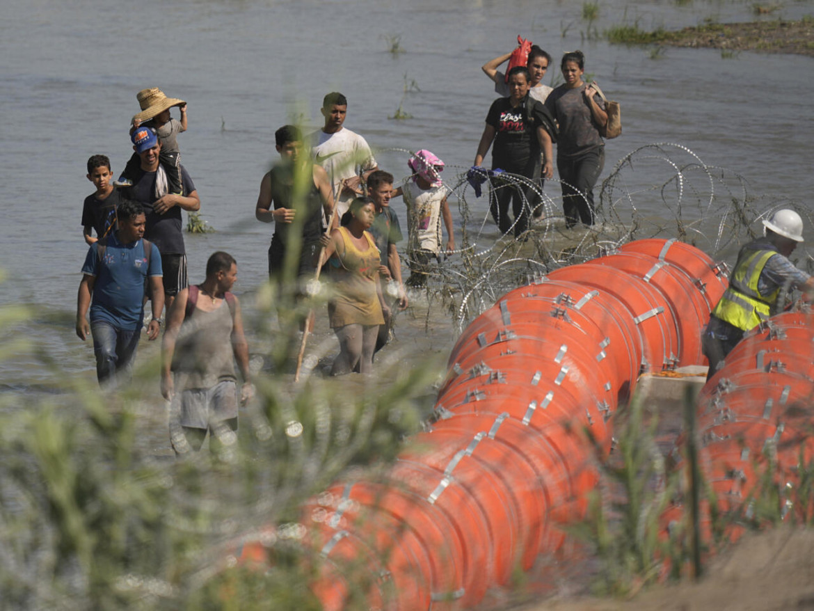 Boyas ubicadas en el río Bravo por el gobierno de Texas. Foto: Reuters