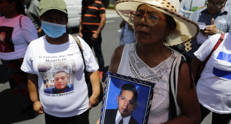 Familiares reclaman contra la detención arbitraria de sus hijos en El Salvador. Foto: EFE.