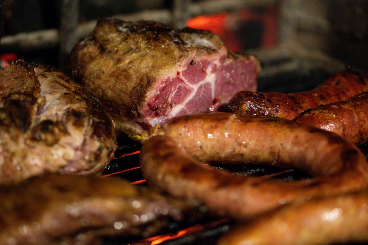 Se recomienda consumir carne de cerdo y derivados frescos y bien cocidos. Foto Unsplash.