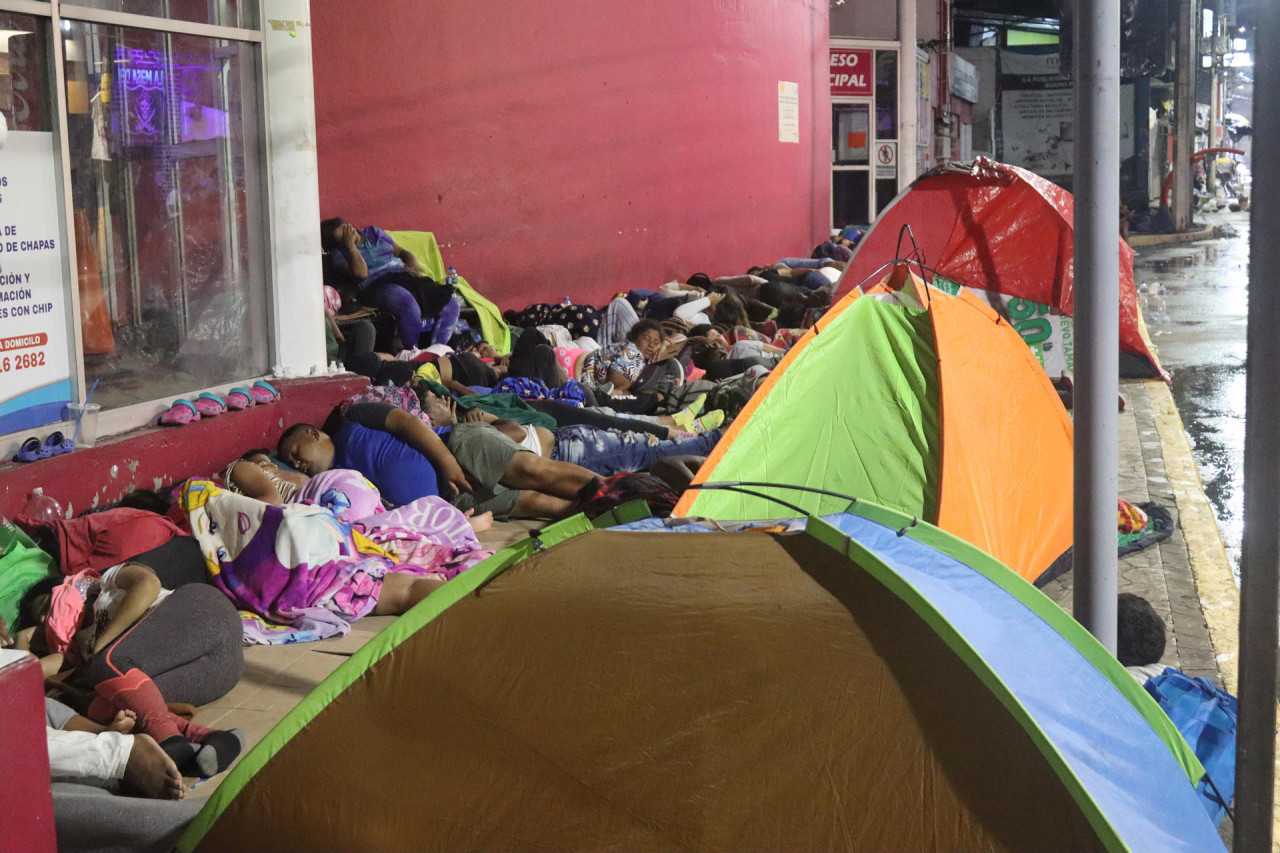 Migrantes duermen en el piso cerca al Servicio de Administración Tributaria (SAT), a esperas de tramitar su registro fiscal