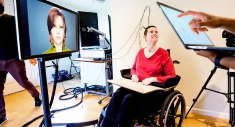 Implantes cerebrales y un avatar digital "devuelven” el habla a una mujer con parálisis. Foto Twitter.