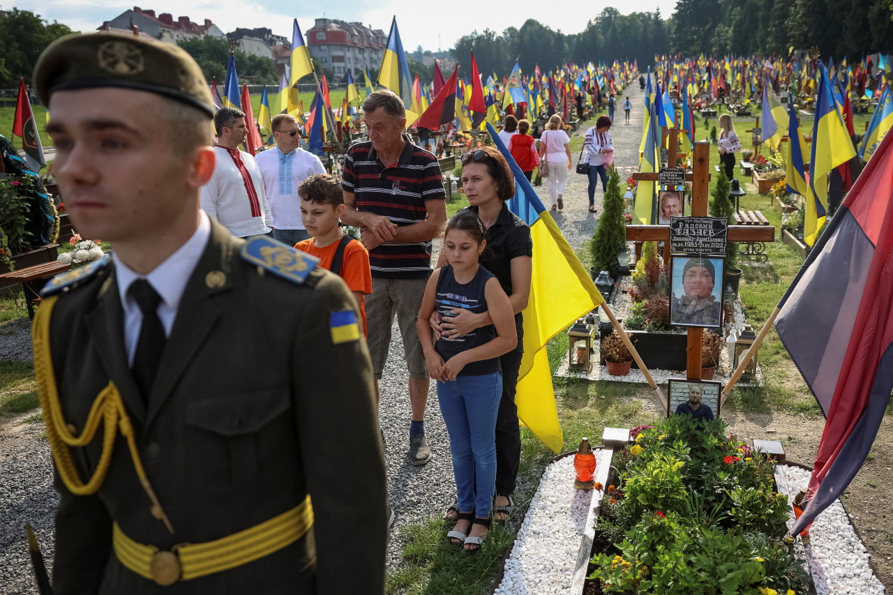 Homenajes a los soldados muertos en el frente el Día de la Independencia de Ucrania. Foto: Reuters.