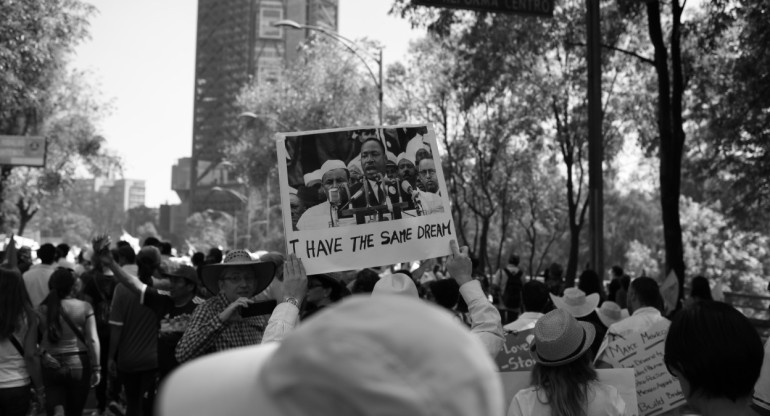 El mensaje de Luther King resuena aún en la actualidad, donde cientos de manifestaciones se inspiran en su discurso. Foto: Unsplash.