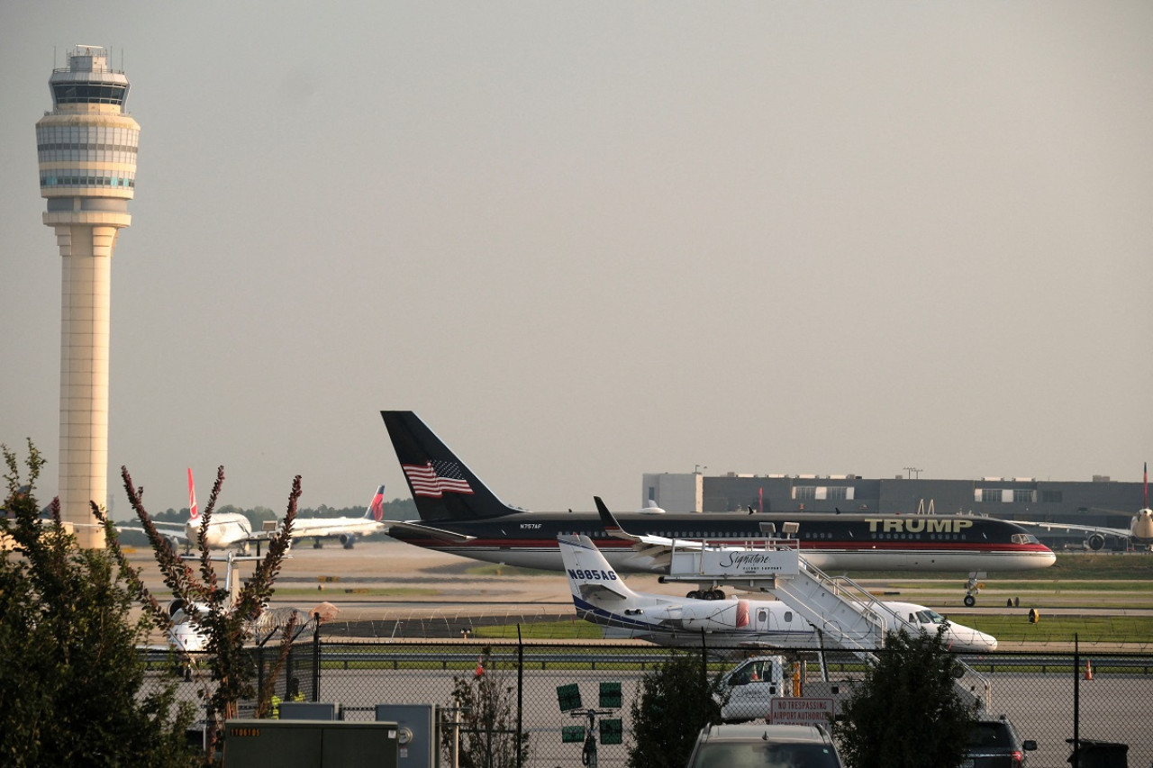 El avión del expresidente Donald Trump en el aeropuerto de Georgia. Foto: Reuters.