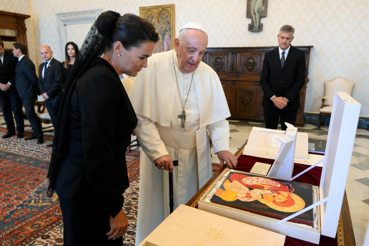 Papa Francisco junto a Katalin Novak, presidenta de Hungría. Foto: @vaticannews_es.