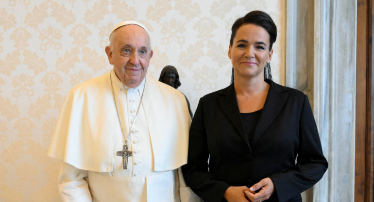 Papa Francisco junto a Katalin Novak, presidenta de Hungría. Foto: EFE.