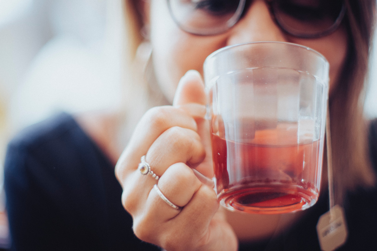 El agua caliente y las infusiones son buenas herramientas contra el resfrío. Foto: Unsplash