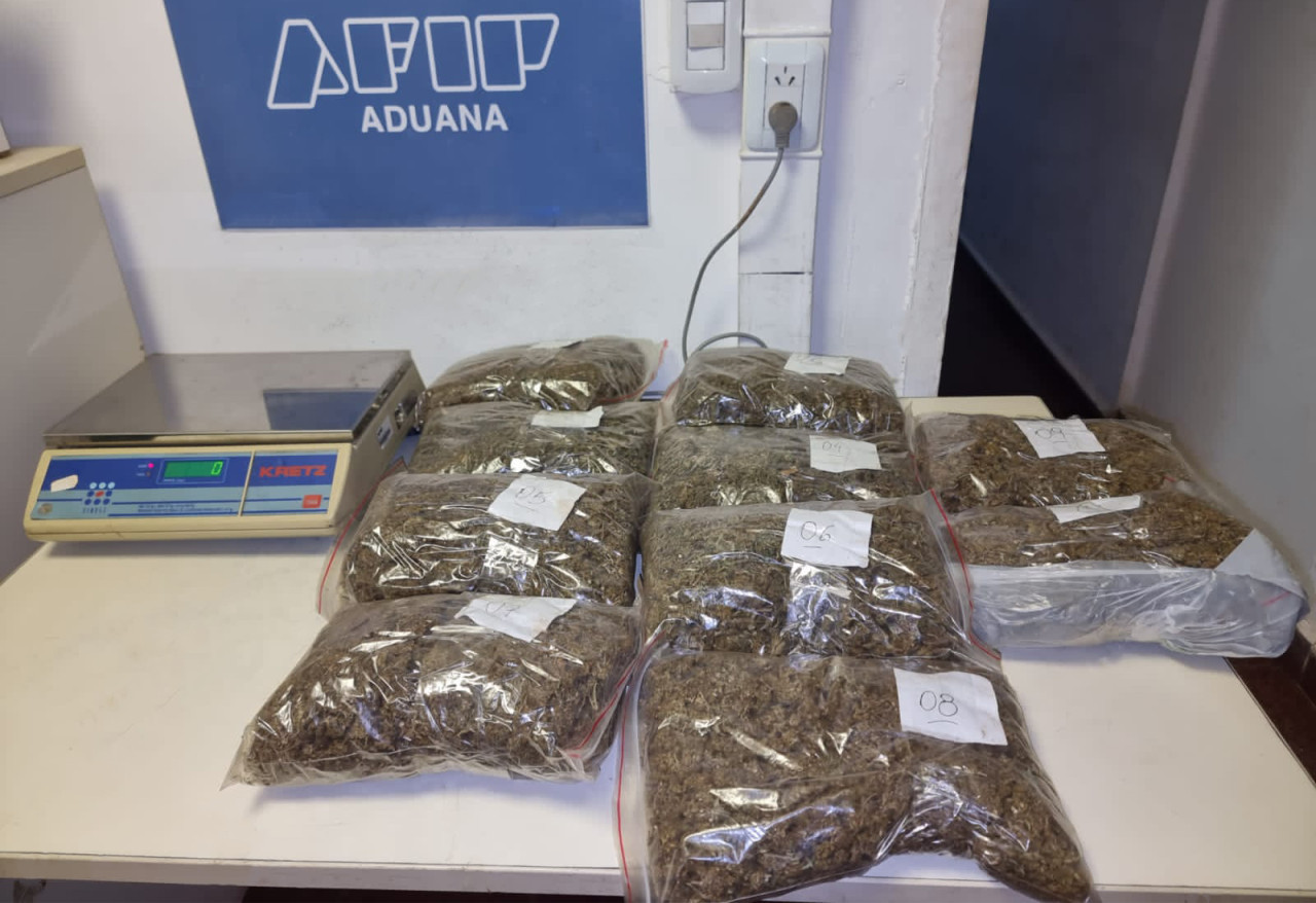 Operativo de Aduanas para la detención de cinco kilos de marihuana. Foto: Prensa.
