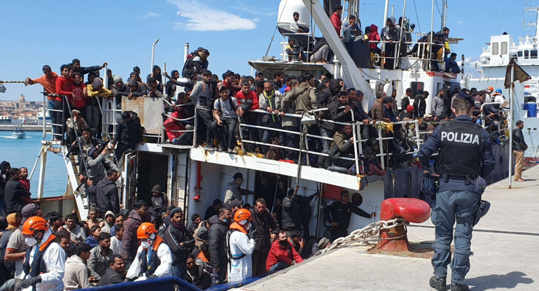 Inmigrantes en las costas de Italia. Foto: EFE