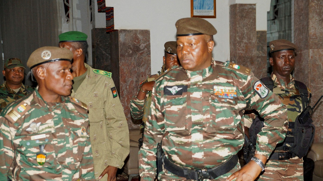 El general Abdourahamane Tiani (derecha), líder de la junta militar golpista. Foto: Reuters.