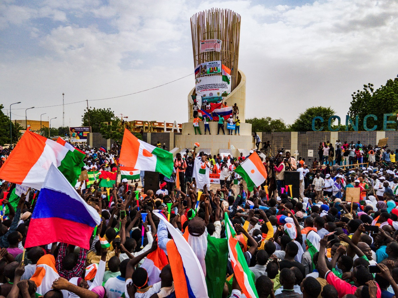 Las banderas de Rusia, Argelia, Guinea Conakri, Burkina Faso y Mali dijeron presente en la manifestación. Foto: Reuters.