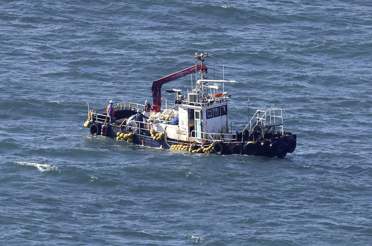 Un barco en los alrededores de la central de Fukushima. Foto: Reuters.