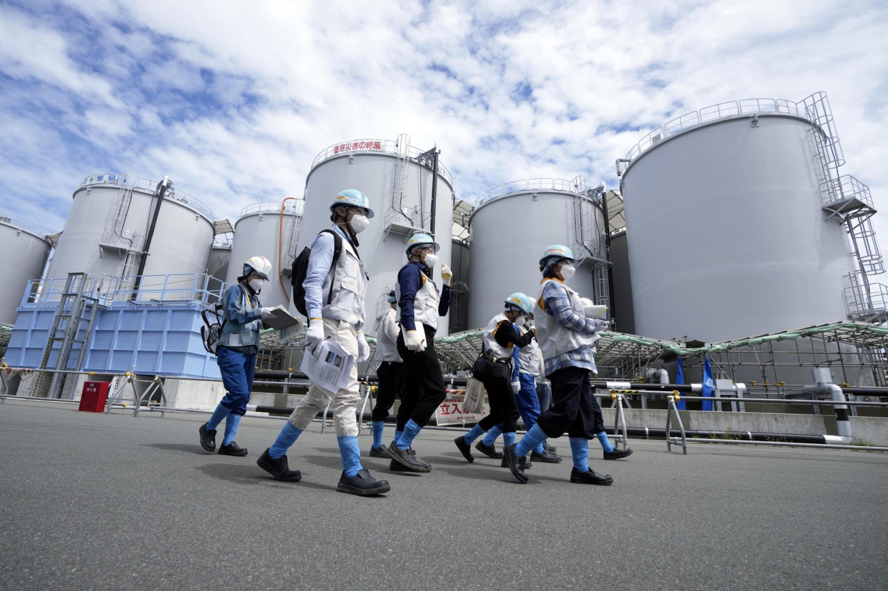 Equipo de trabajadores en la central de Fukushima. Foto: EFE.