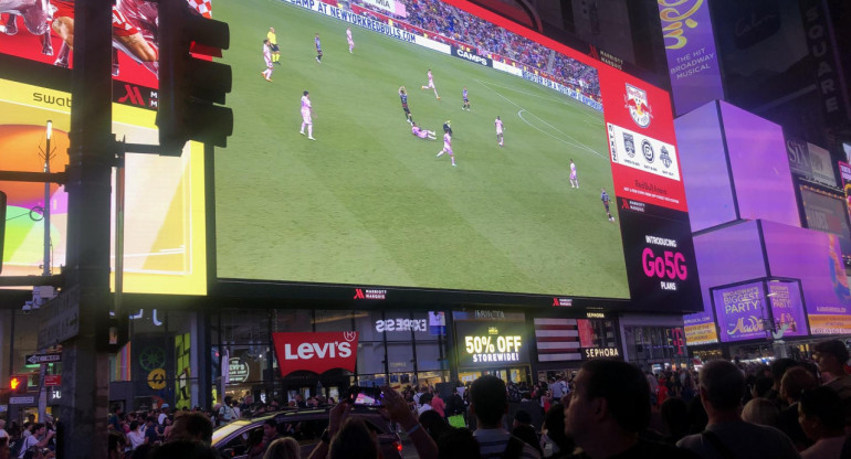 Times Square, muy atento al partido de Lionel Messi. Foto: EFE.
