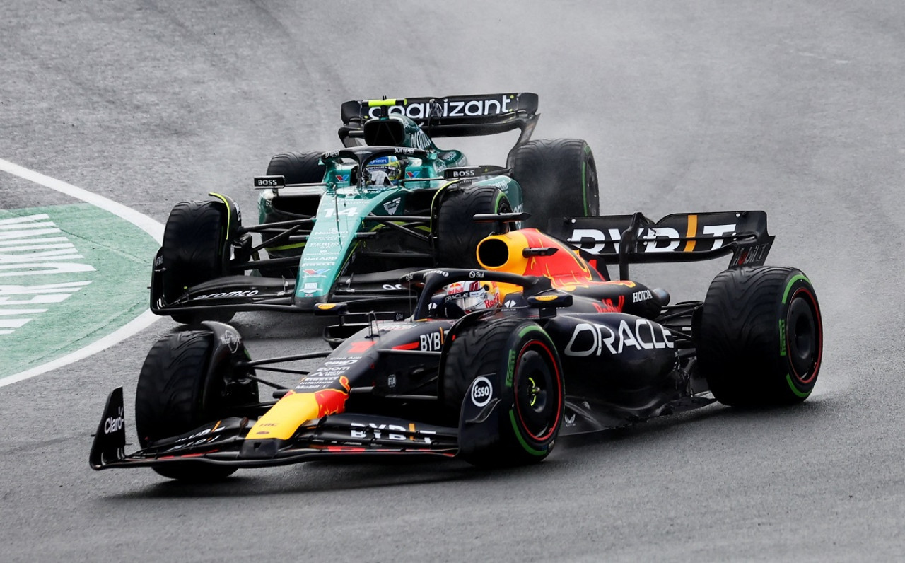 Max Verstappen seguido de cerca por Fernando Alonso, el piloto del día. Foto: Reuters.