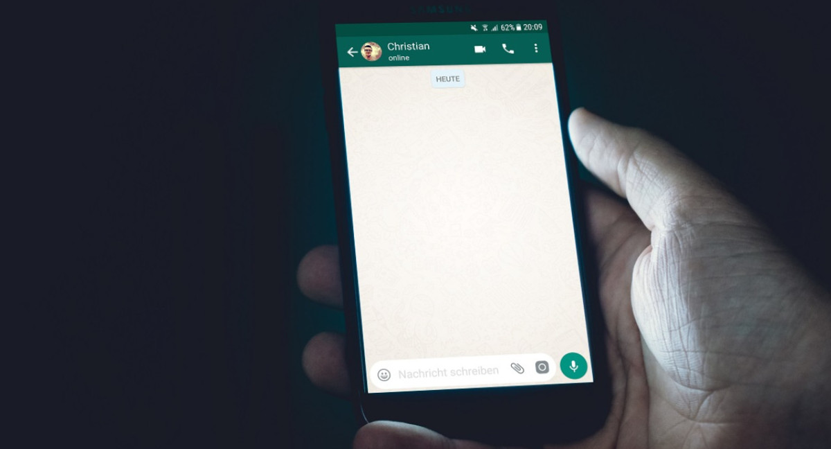 WhatsApp permite la función de compartir la ubicación actual mediante el chat. Foto: Unsplash.