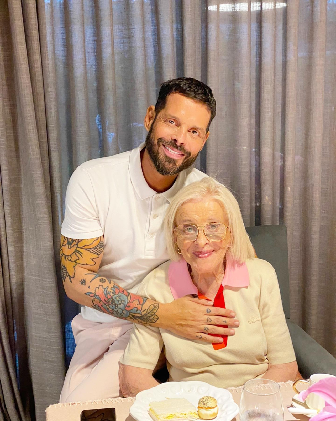 Mariano Caprarola junto a su mamá. Foto: Instagram/caprarolamariano.