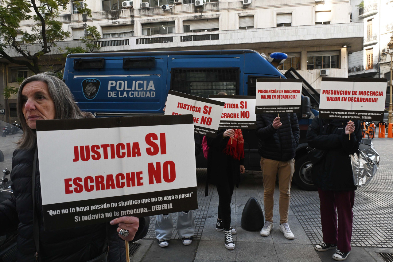 Familiares de los seis imputados en la causa de la violación grupal en Palermo reclaman justicia. Foto: Télam.