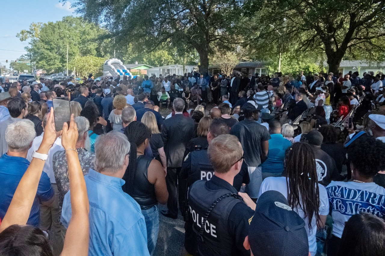 Cientos de personas participaron de la vigilia por las víctimas del tiroteo en Florida. Foto: Reuters.