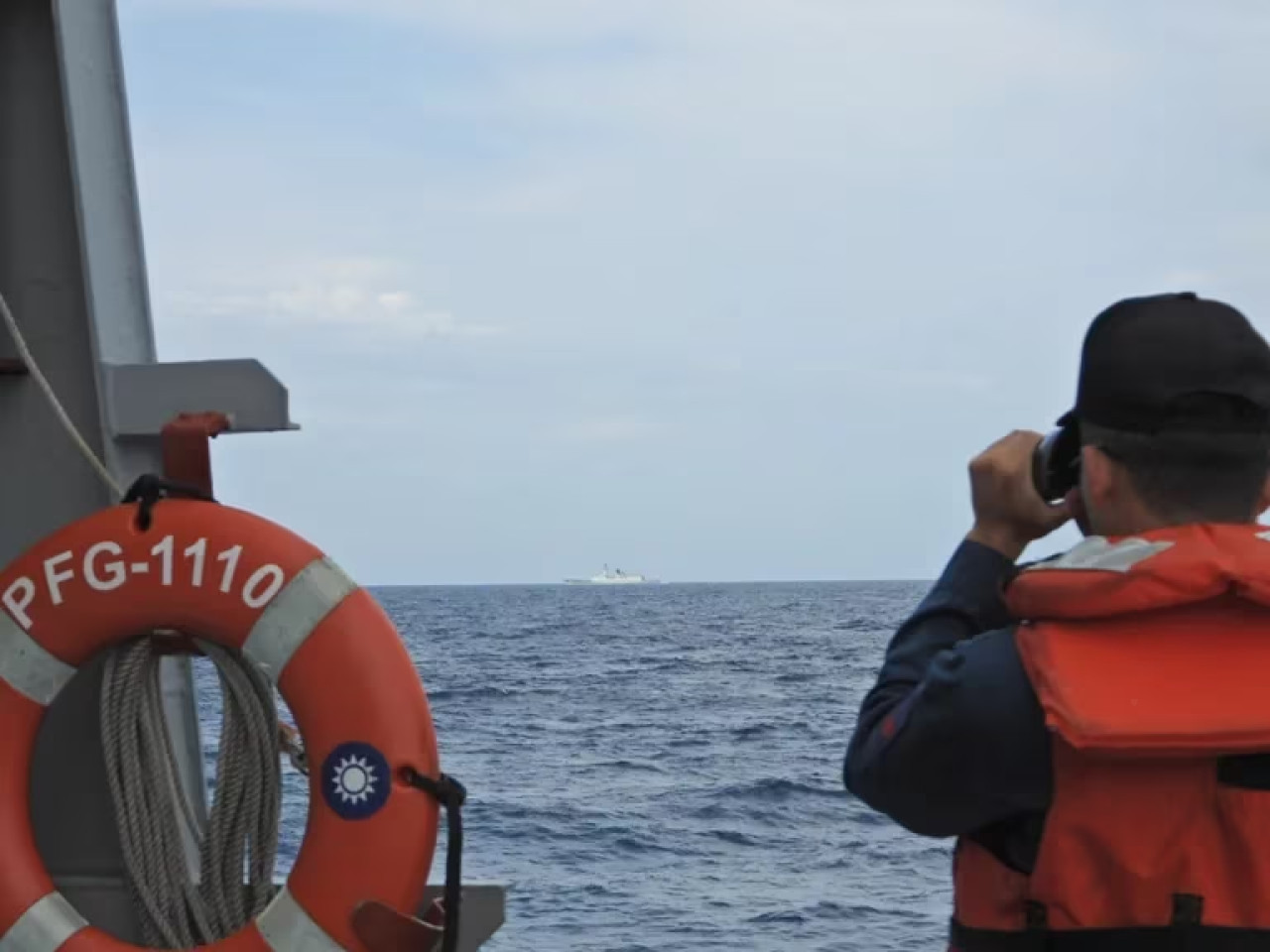 Un soldado taiwanés a bordo de la fragata Tian Dan. Foto: Infobae