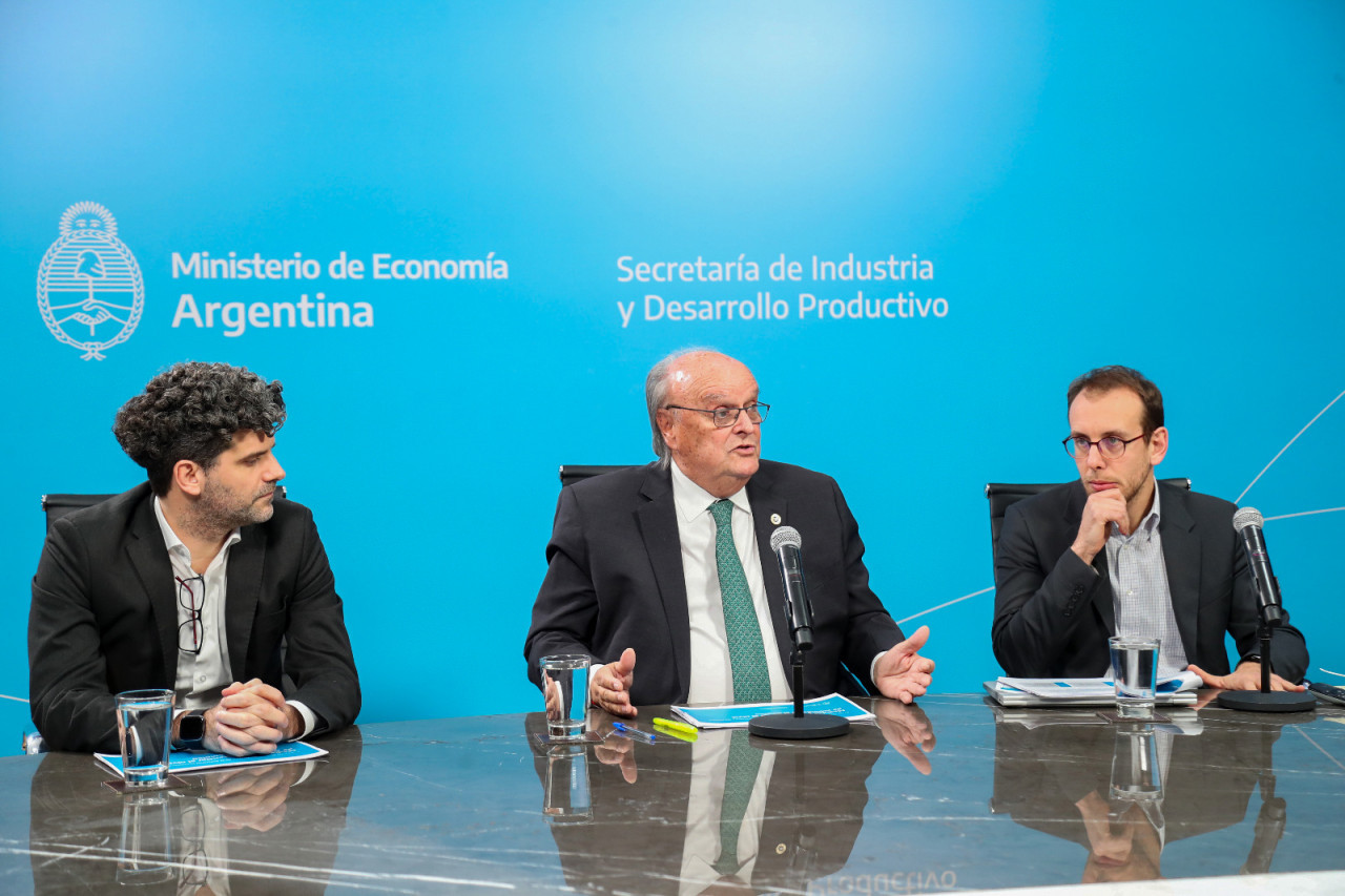 José Ignacio de Mendiguren anunció las medidas para las pymes y monotributistas. Foto: NA.