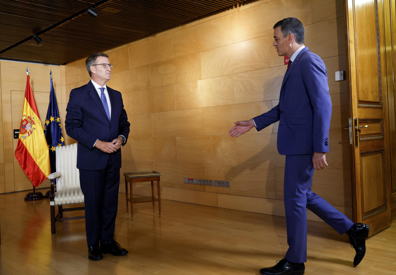 Reunión entre Pedro Sánchez y Núñez Feijóo. Foto: EFE.