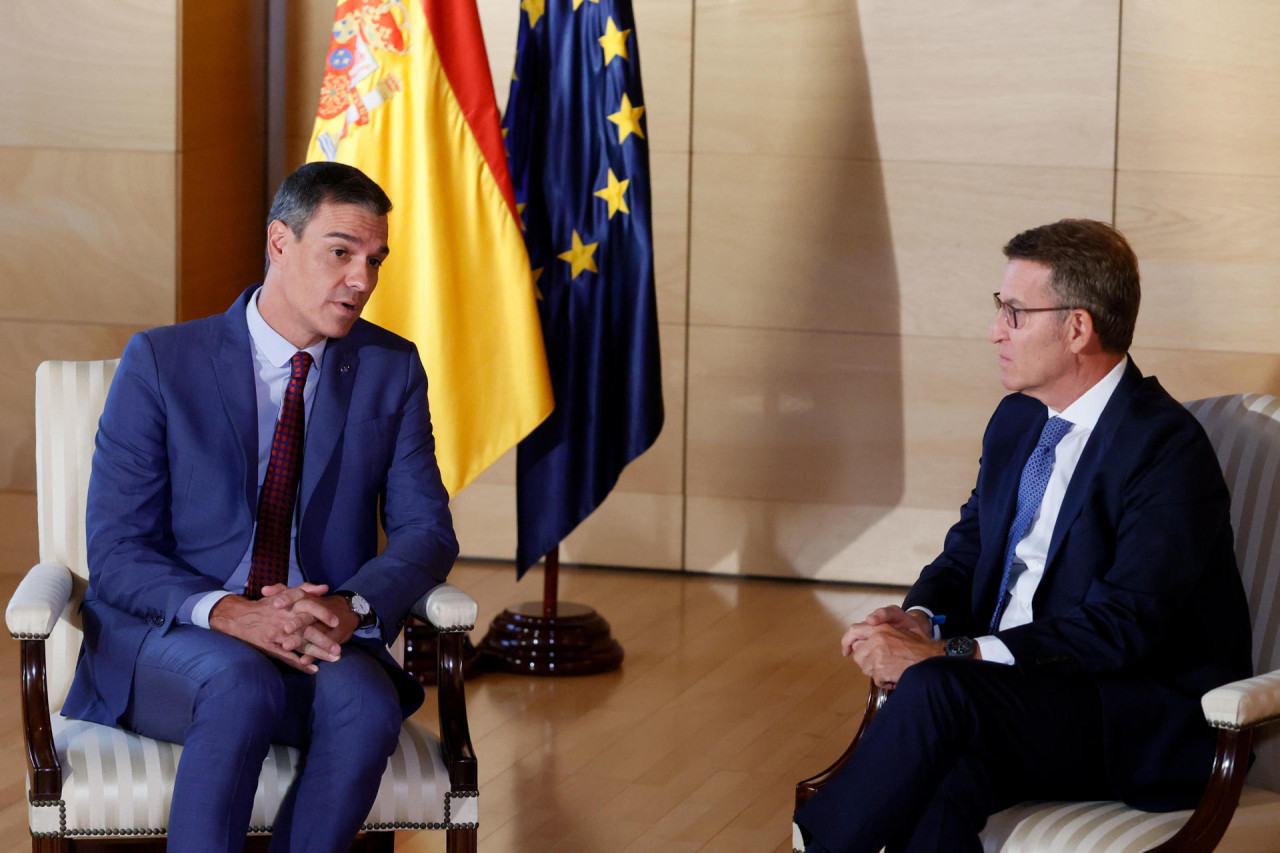 Reunión entre Pedro Sánchez y Núñez Feijóo. Foto: EFE.