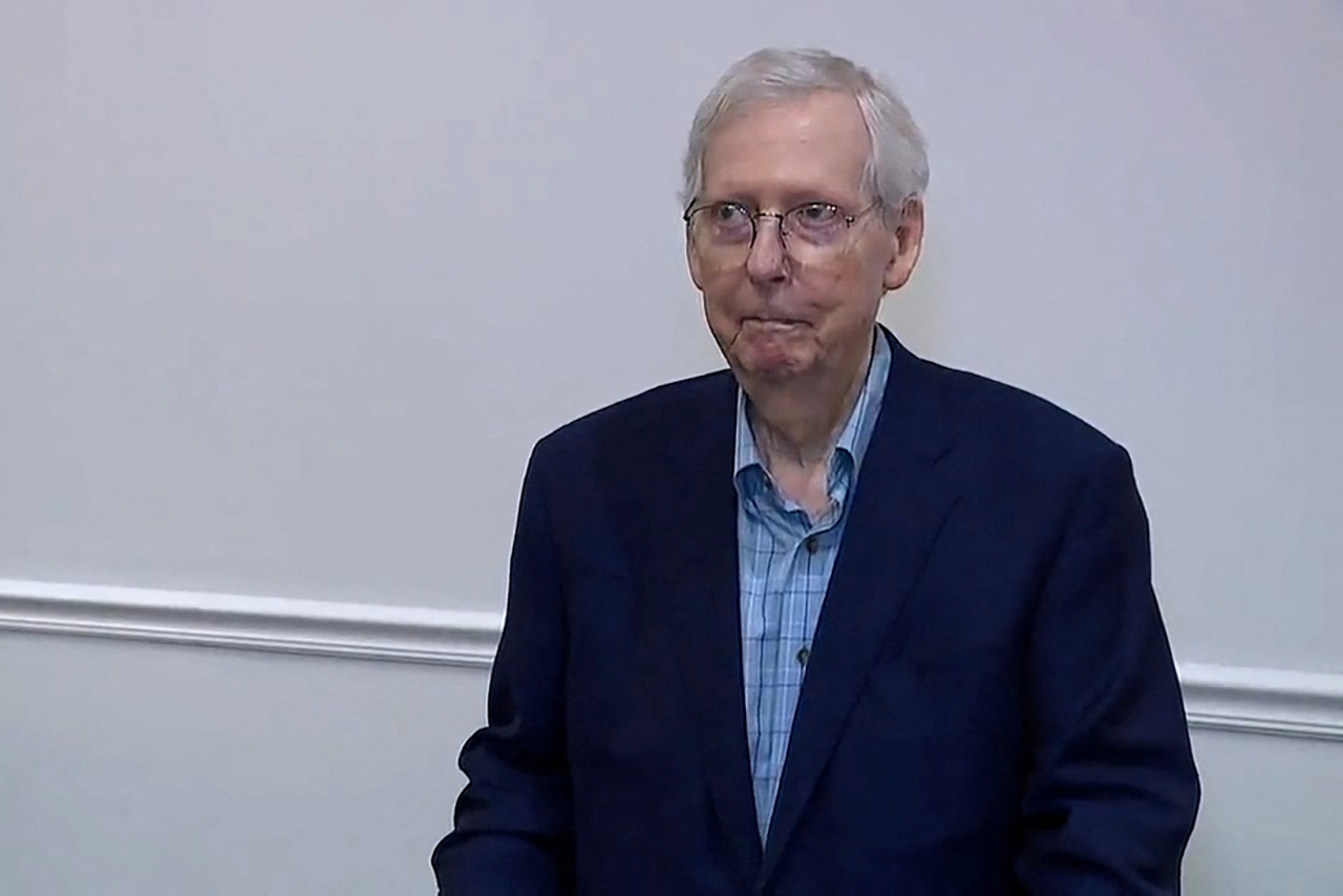 Parálisis del senador estadounidense Mitch McConnell ante una pregunta. Foto: REUTERS.