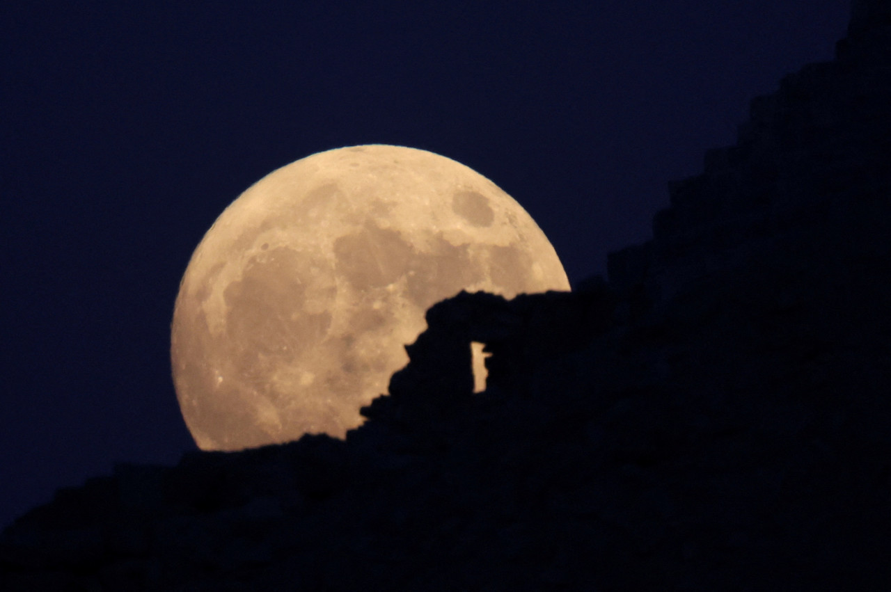La Superluna en Egipto. Foto: Reuters