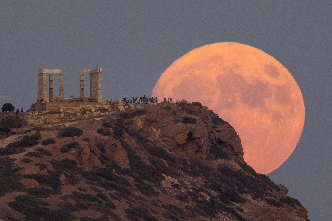 Así se vio la Superluna desde Grecia. Foto: Reuters.