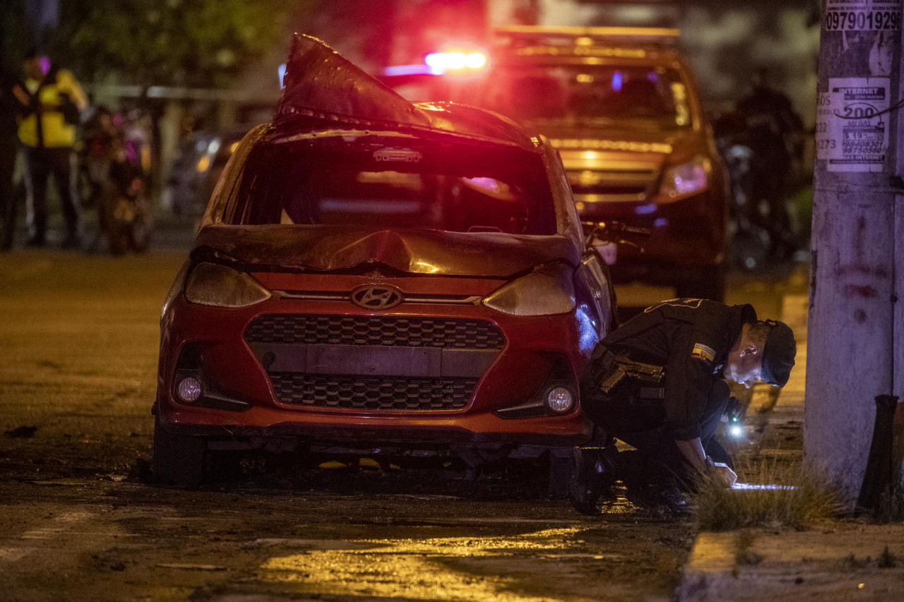 Auto incendiado en Ecuador. Foto: EFE